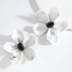 Aretes de flor blancos grandes